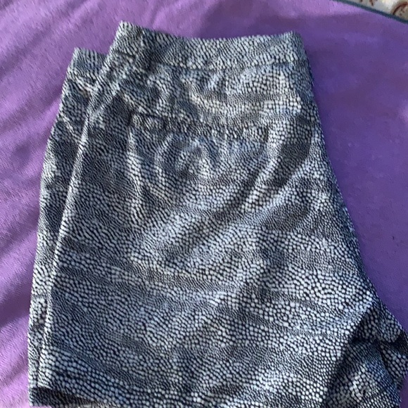 Women’s Nike size 12 golf shorts. Black and white print. Like new. - Picture 5 of 6